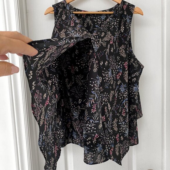 Dex - Sleeveless Pleated Floral Blouse - Picture 2 of 7